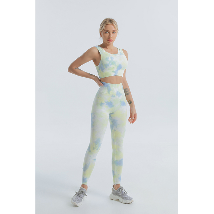 Seamless sports bra and leggings with chemical wash